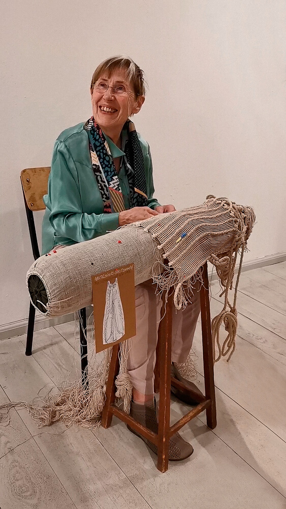 Christa Jeitner knüpfend in Frankfurt/Oder