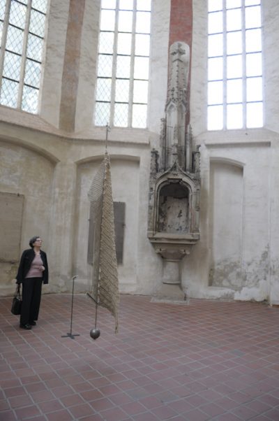 CHRISTA JEITNER: Dreiflüglige Säule, Schnürwerk