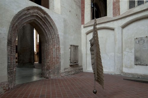 CHRISTA JEITNER: Dreiflüglige Säule, Schnürwerk